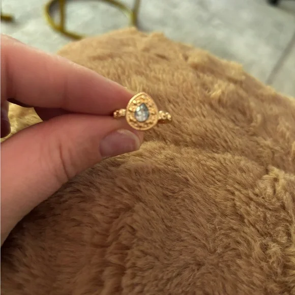 Elegant Gold Teardrop Ring - Picture 3 of 3